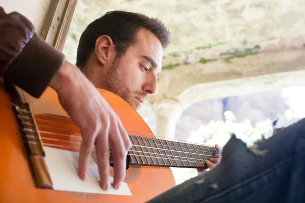 Man with guitar. urban style — Stock Photo, Image