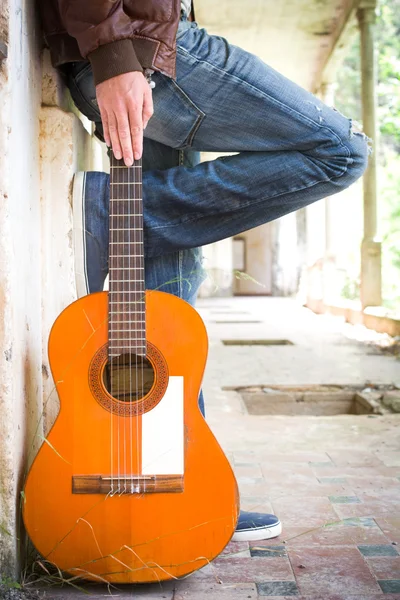 Um homem com guitarra. estilo urbano — Fotografia de Stock