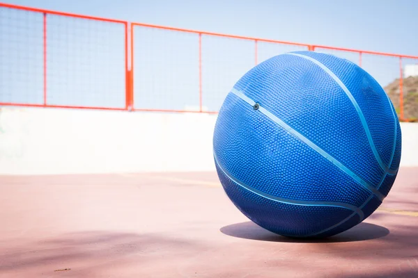 通りのバスケット ボール — ストック写真