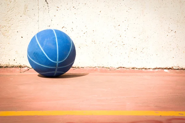 Баскетбол на улице — стоковое фото
