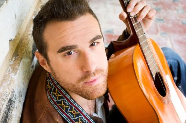 Sokakta gitar çalan adam.