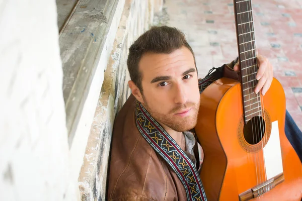 Man playing guitar in the street — Stock Photo, Image