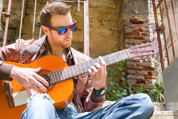 Man playing guitar in the street — Stock Photo, Image