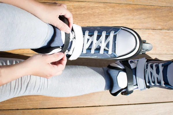 Young woman with roller-skates — Φωτογραφία Αρχείου