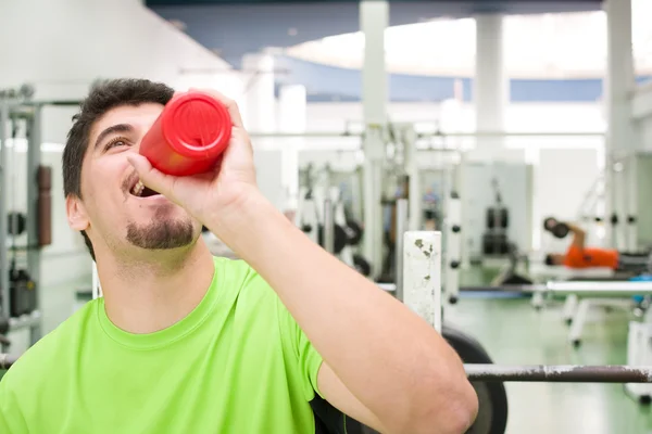 Mann im Fitnessstudio — Stockfoto