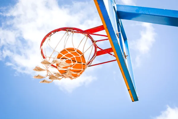 Jugando baloncesto en el exterior — Foto de Stock