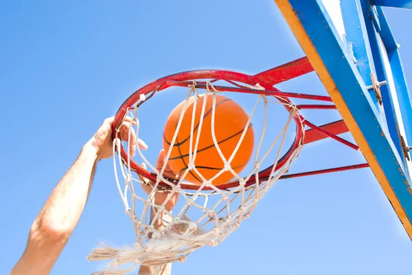 Spelen basketbal op de buitenkant — Stockfoto