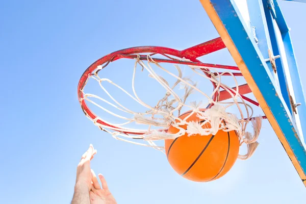 Spelen basketbal op de buitenkant — Stockfoto