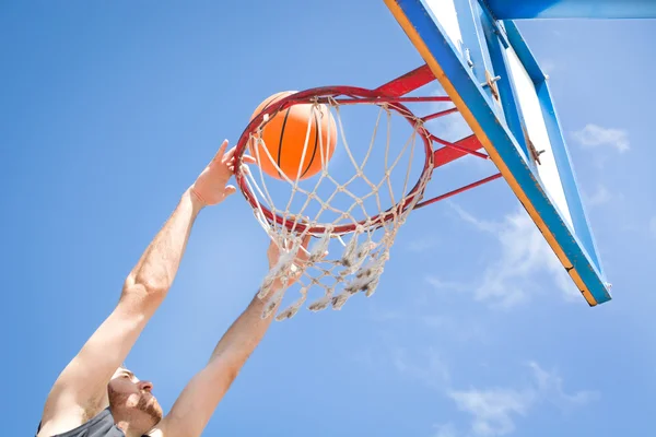 Giocare a basket all'esterno — Foto Stock