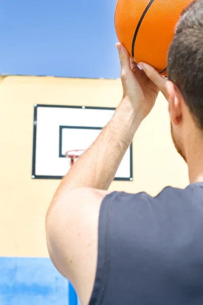 バスケットボールをしている男 — ストック写真