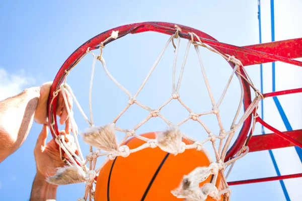 Homem jogando basquete — Fotografia de Stock