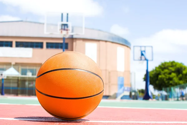 Ball in basketball field — Stock Photo, Image