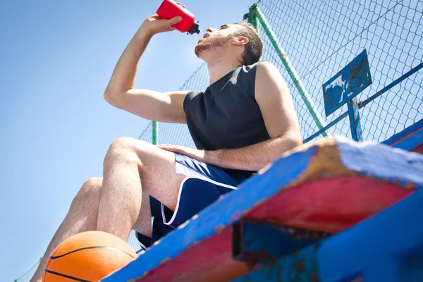 Mladý muž v basketbalové hřiště — Stock fotografie