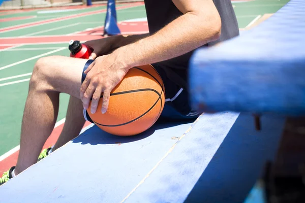 Jovem no campo de basquete — Fotografia de Stock