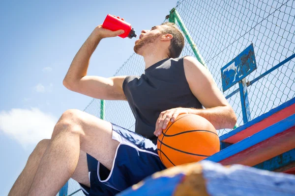 Mladý muž v basketbalové hřiště — Stock fotografie