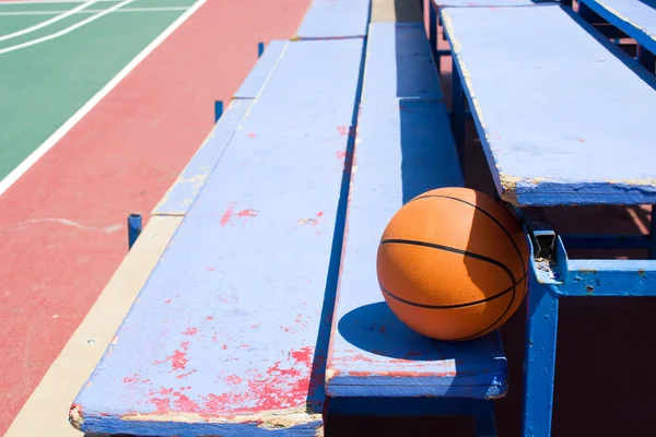 Basketbal v tribunách. Baskeball pole. — Stock fotografie