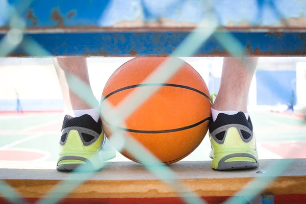 Bir çitin arkasında bir basketbol ile genç adam — Stok fotoğraf