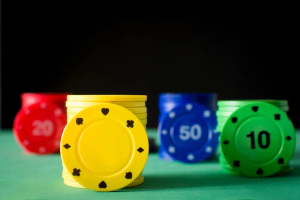 Fichas de poker e cartões de poker com fundo preto — Fotografia de Stock