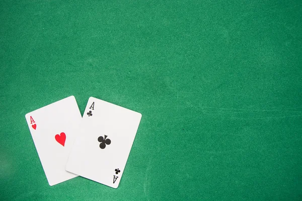 Tarjetas de póquer en el fondo verde — Foto de Stock