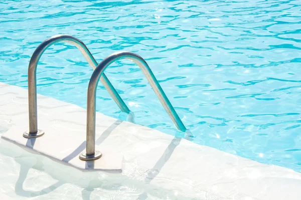 Piscina azul en verano — Foto de Stock