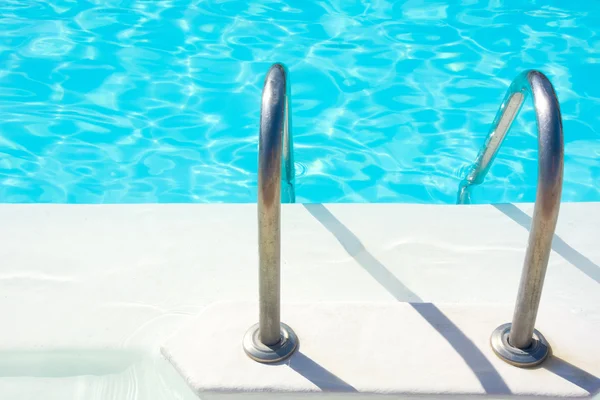 Piscina azul en verano — Foto de Stock