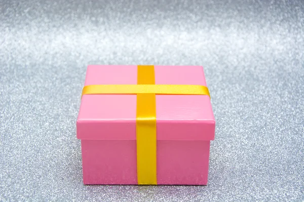 粉红色的礼品盒，银色背景 — 图库照片