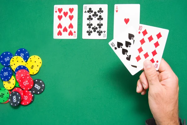 Hombre jugando póquer — Foto de Stock