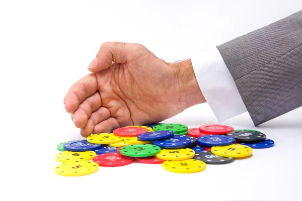 Man med poker chips i händer — Stockfoto