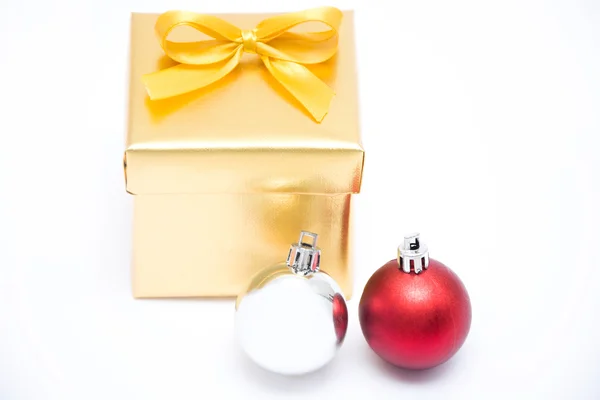 Cajas de regalo y bolas de Navidad — Foto de Stock