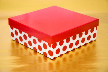 Kırmızı hediye kutusu