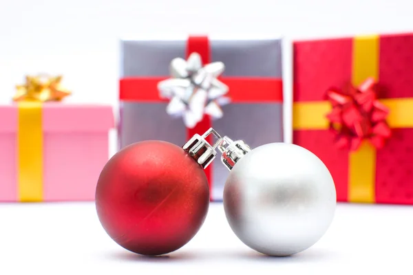 Scatole regalo e palline di Natale — Foto Stock