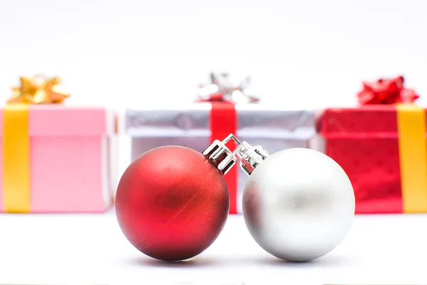 Cajas de regalo y bolas de Navidad — Foto de Stock