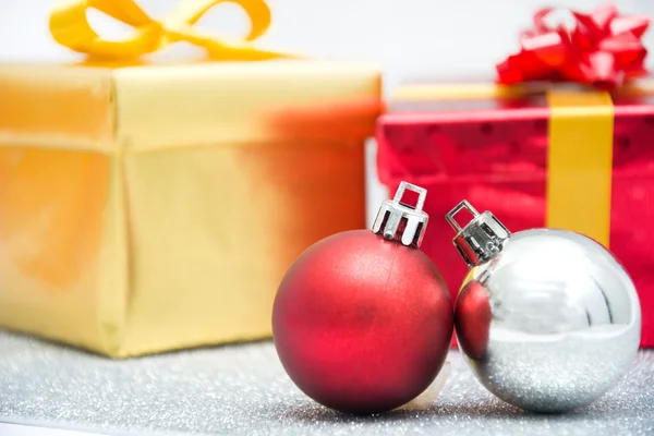 Caixas de presente e bolas de Natal — Fotografia de Stock