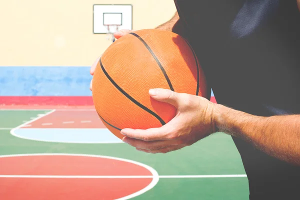 Giovane con un pallone da basket — Foto Stock