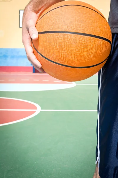 Mladý muž s basketbal — Stock fotografie