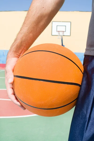 Jovem com uma bola de basquete — Fotografia de Stock