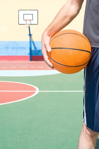 Mladý muž s basketbal — Stock fotografie