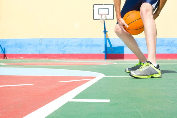 Jovem com uma bola de basquete — Fotografia de Stock