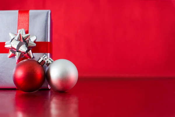 Stříbrné dárkové krabice a vánoční koule — Stock fotografie