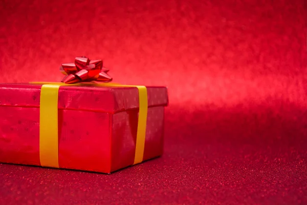 Красная подарочная коробка с красным фоном — стоковое фото