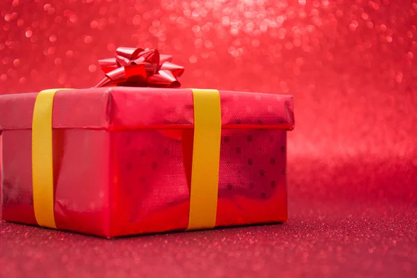Rode geschenkdoos met rode achtergrond — Stockfoto