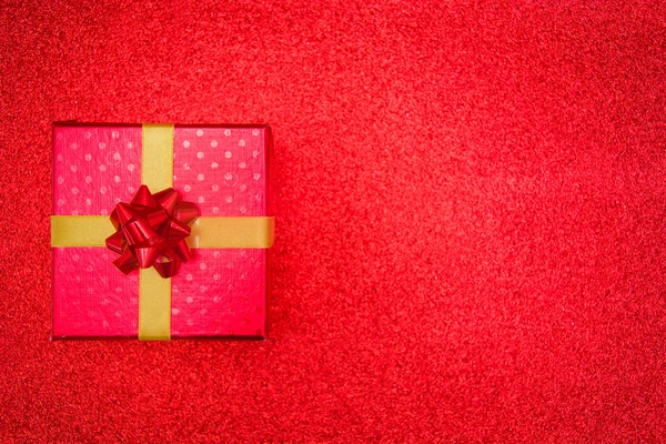 Caja de regalo roja con fondo rojo — Foto de Stock