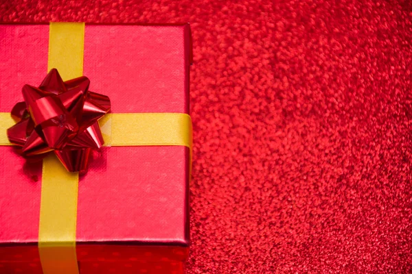 Caja de regalo roja con fondo rojo —  Fotos de Stock