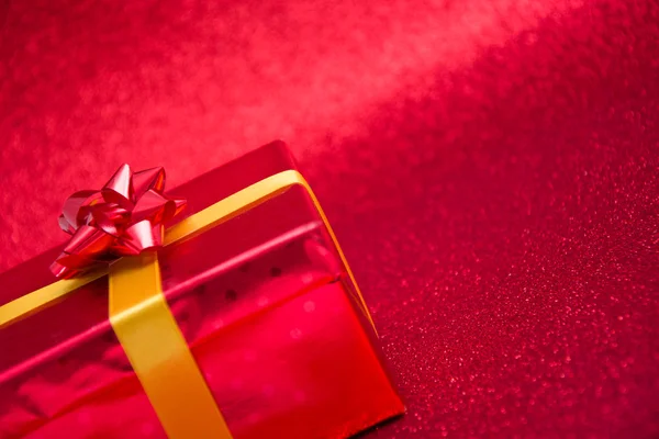 Caixa de presente vermelho com fundo vermelho — Fotografia de Stock