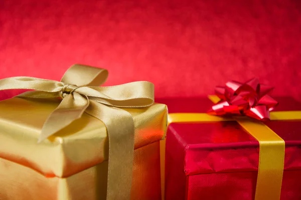 Cajas de regalo coloridas sobre fondo rojo — Foto de Stock