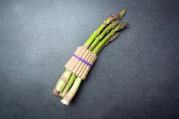 Asparagus on slate table — Stock Photo, Image