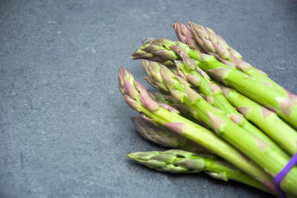 Asparagus on slate table — Stock Photo, Image