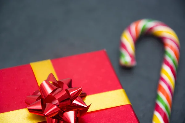 Presente de Natal e cana de doces — Fotografia de Stock