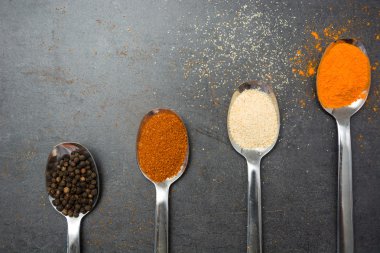 Baharat kayrak masada kaşıklarla