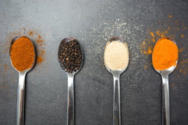 Baharat kayrak masada kaşıklarla